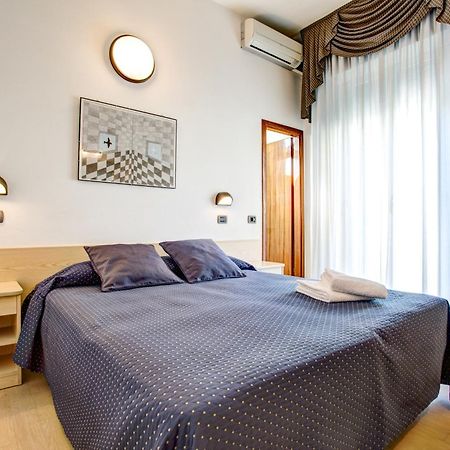 Hotel Villa Dei Gerani Rimini Bagian luar foto