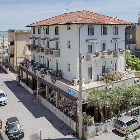 Hotel Villa Dei Gerani Rimini Bagian luar foto