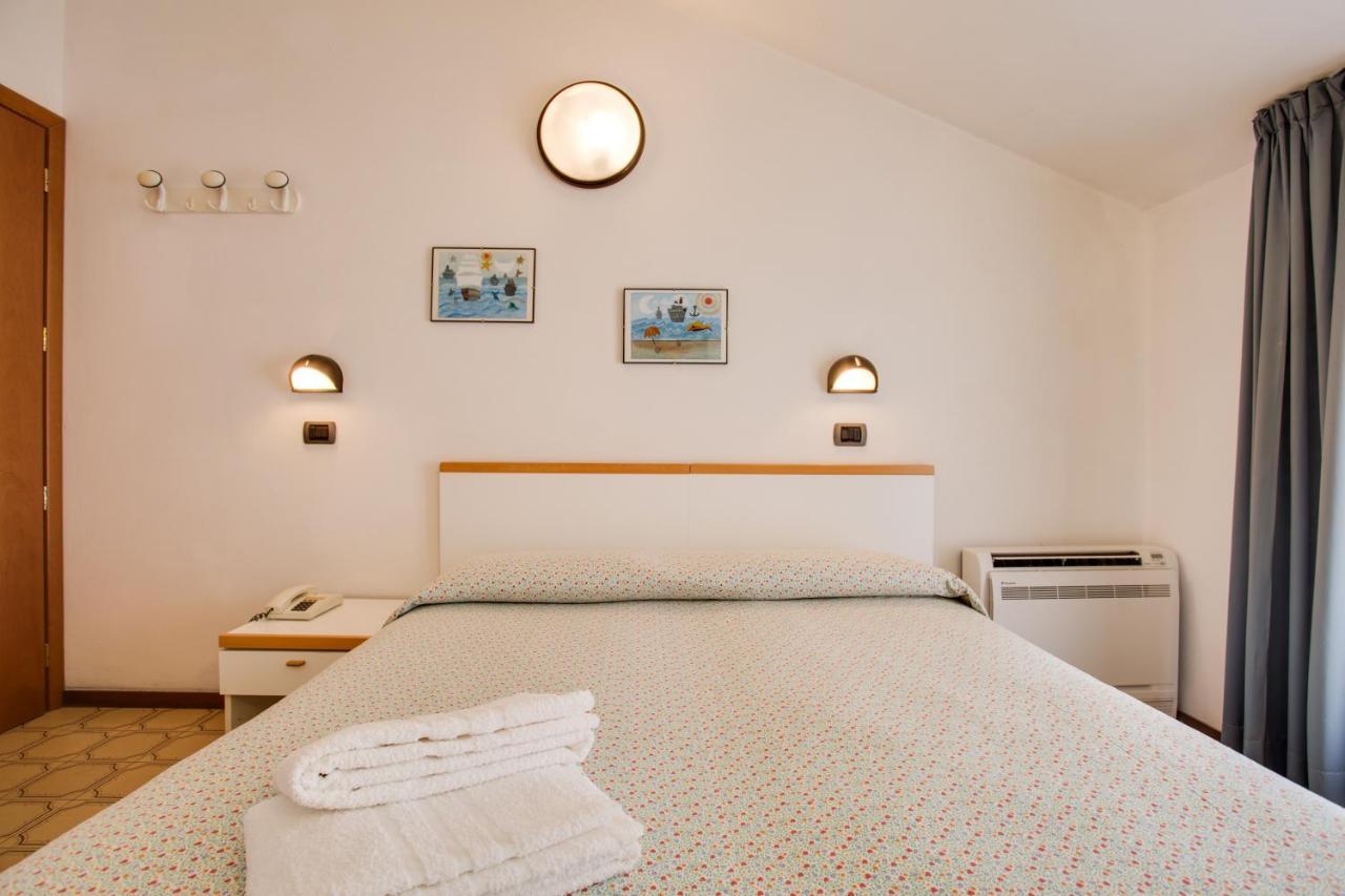 Hotel Villa Dei Gerani Rimini Bagian luar foto