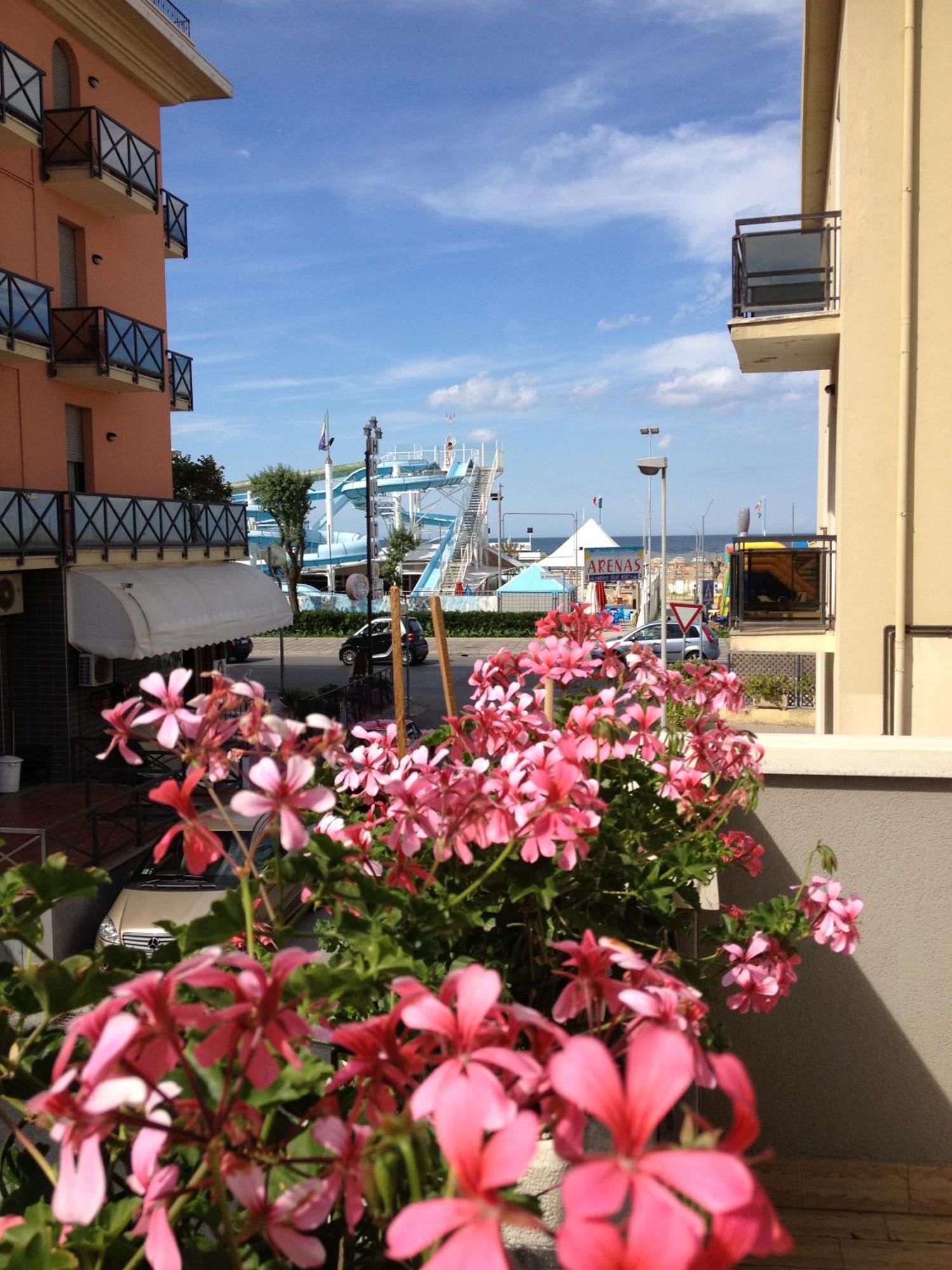 Hotel Villa Dei Gerani Rimini Bagian luar foto