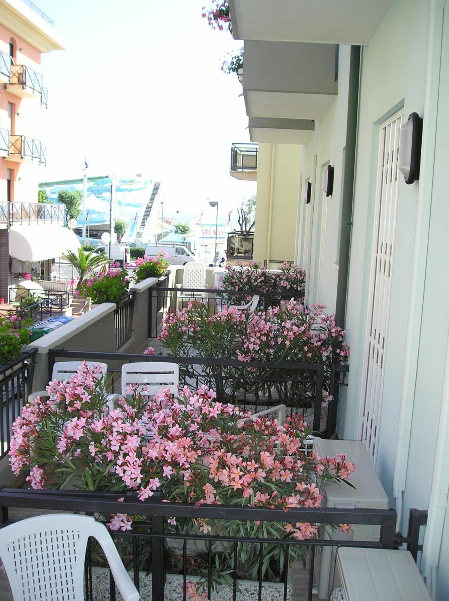 Hotel Villa Dei Gerani Rimini Bagian luar foto