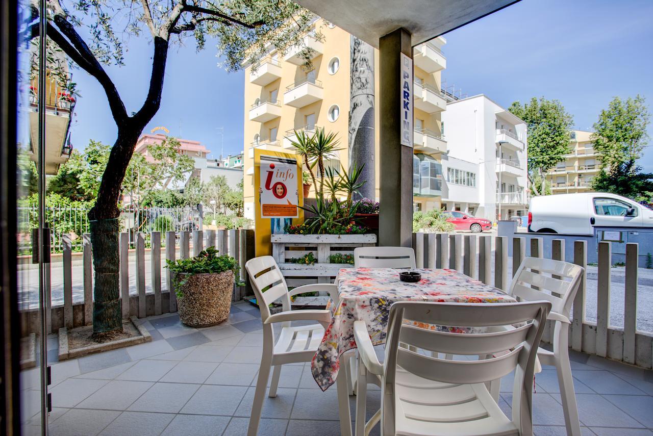 Hotel Villa Dei Gerani Rimini Bagian luar foto