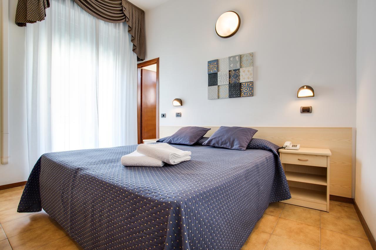 Hotel Villa Dei Gerani Rimini Bagian luar foto