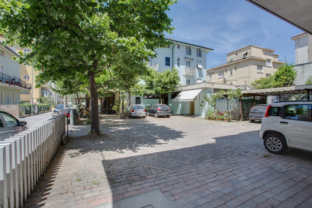 Hotel Villa Dei Gerani Rimini Bagian luar foto