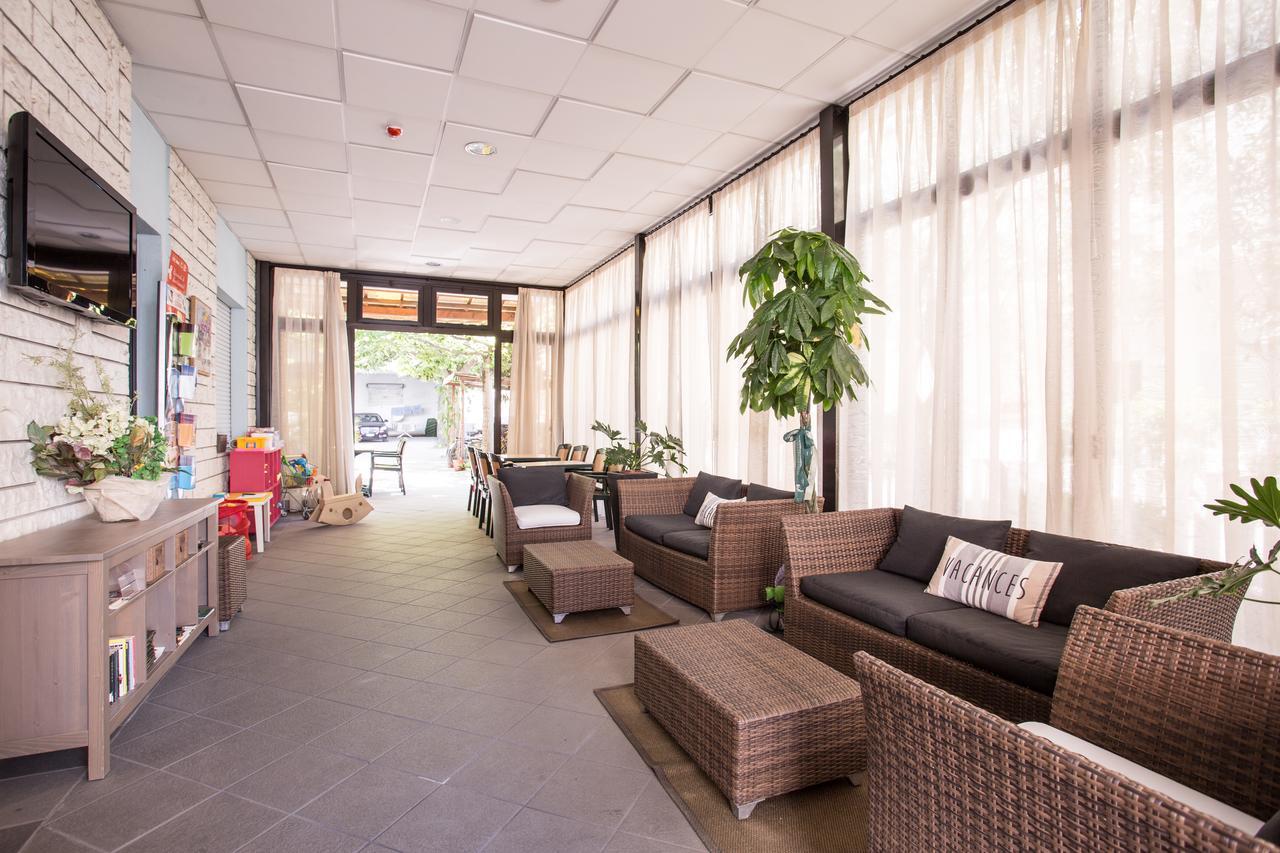 Hotel Villa Dei Gerani Rimini Bagian luar foto