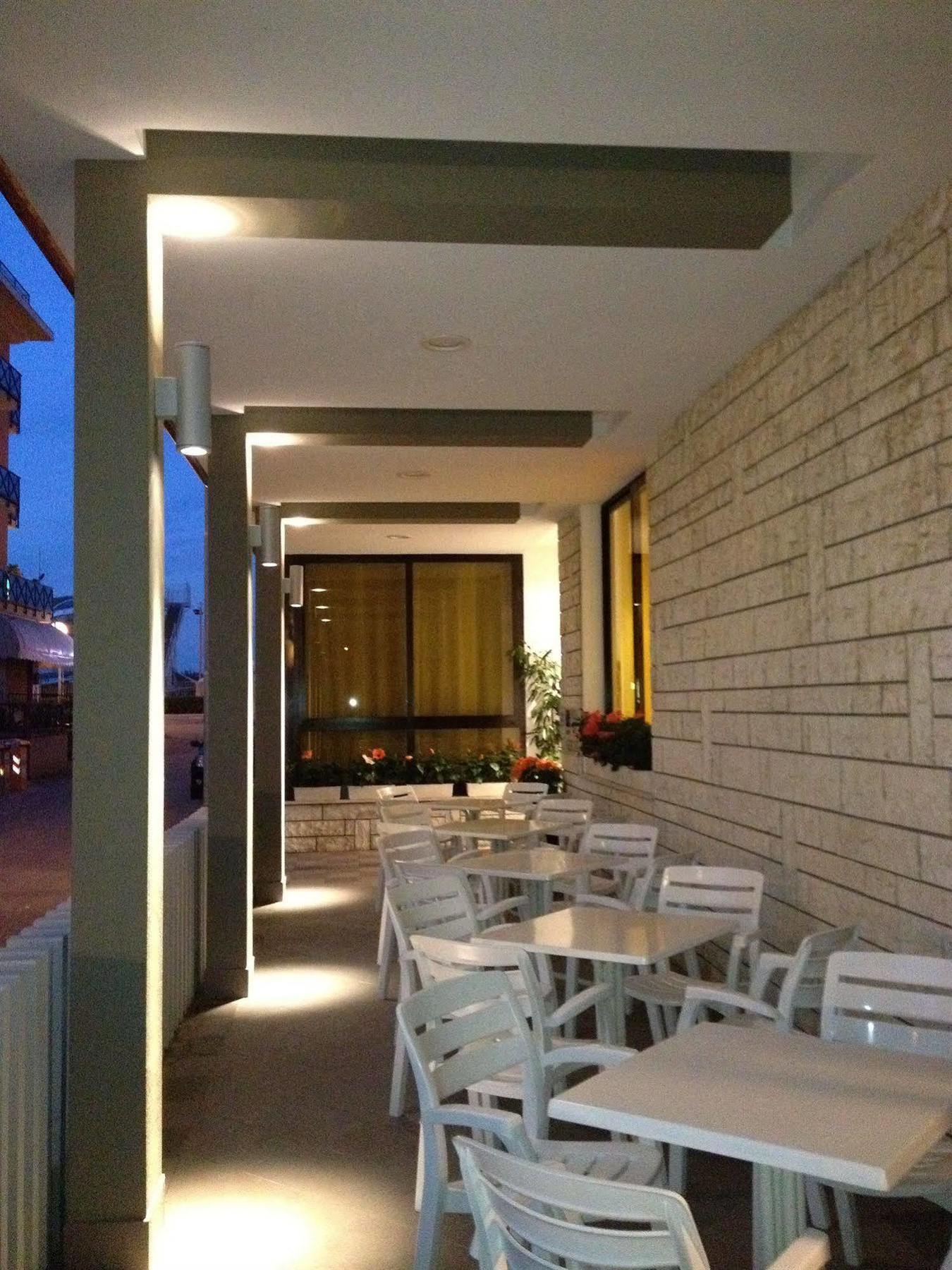 Hotel Villa Dei Gerani Rimini Bagian luar foto