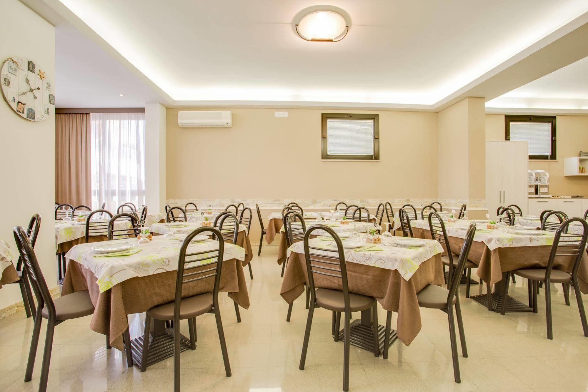 Hotel Villa Dei Gerani Rimini Bagian luar foto