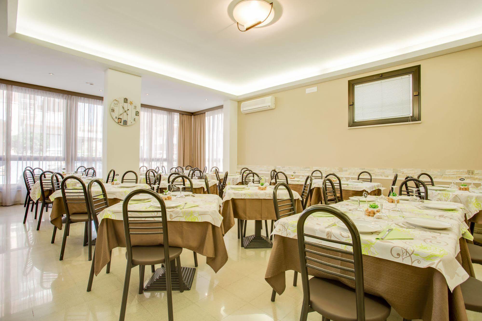 Hotel Villa Dei Gerani Rimini Bagian luar foto