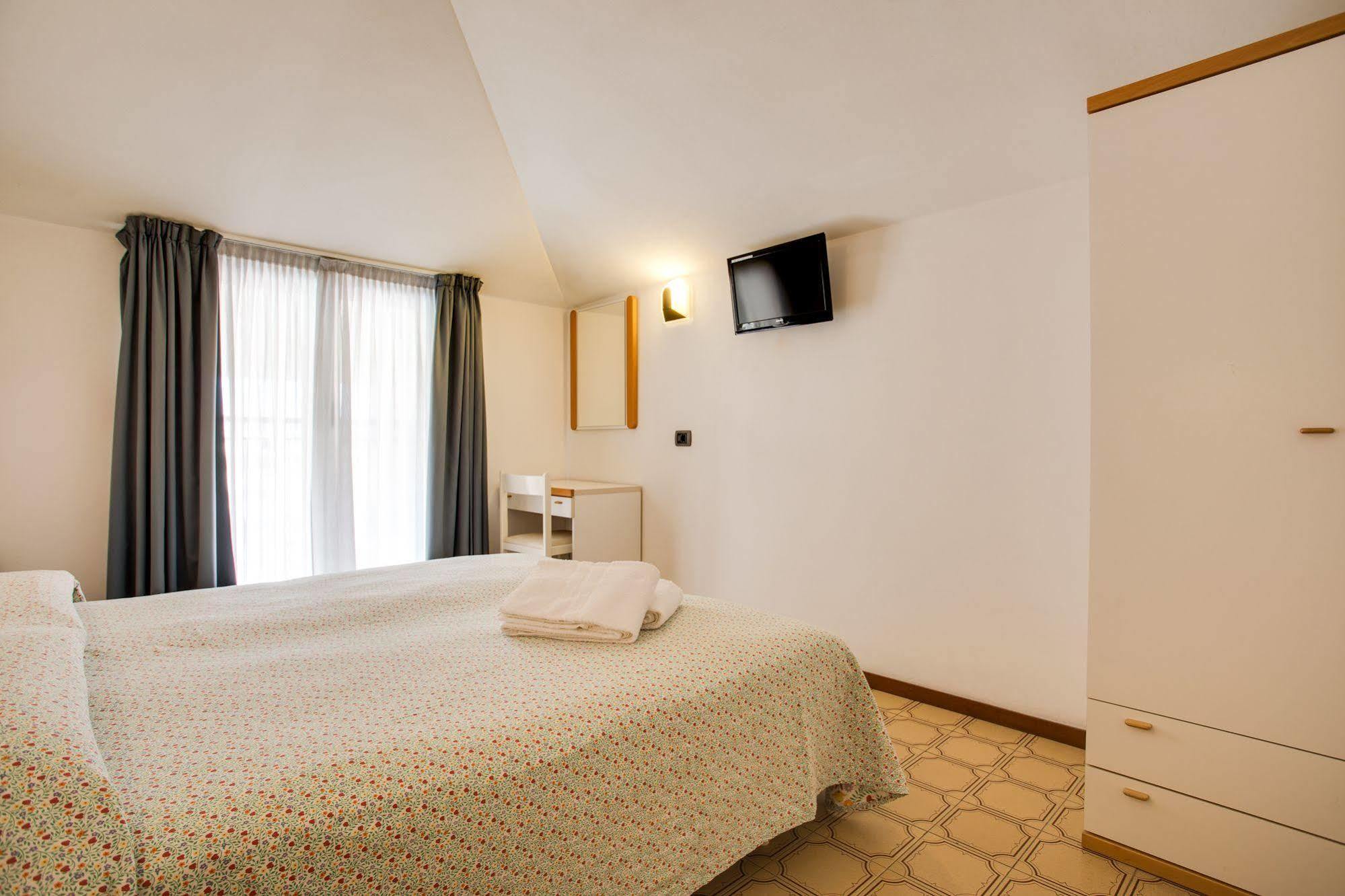 Hotel Villa Dei Gerani Rimini Bagian luar foto