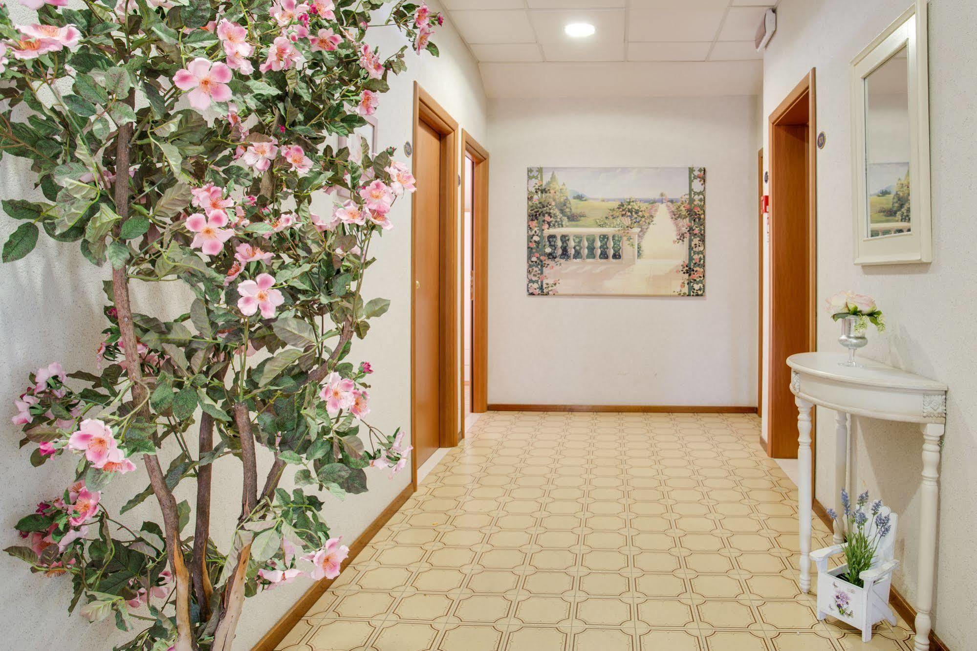 Hotel Villa Dei Gerani Rimini Bagian luar foto