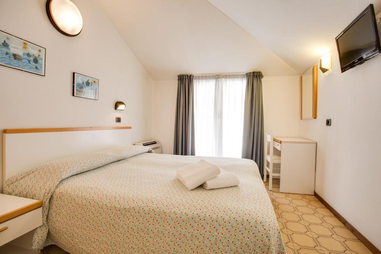 Hotel Villa Dei Gerani Rimini Bagian luar foto